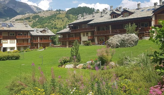 Spacious Serviced 3 Bedroom home in Jardin Des Alpes Complex-5* Montana Lodge
