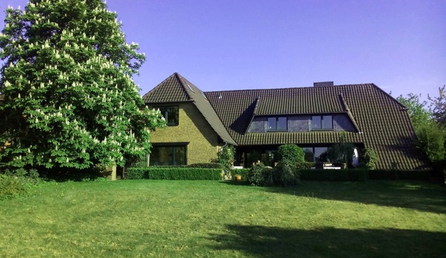 Spacious Single Room with Shower @ 'Little Paradise', 25 min to Hamburg City