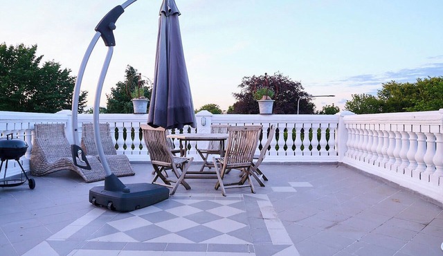 Spacious six-bedroom home. Söderrasens National Park is only 23 miles away.