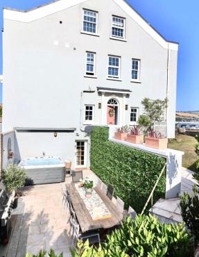 Spacious Sleeps 13 plus , Beachfront home in Shaldon