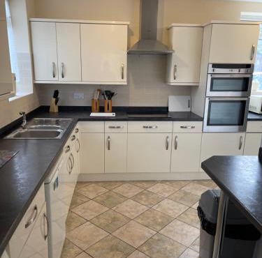 Spacious, Sleeps 18, 3 Bathrooms, Parking, Park, Mansfield