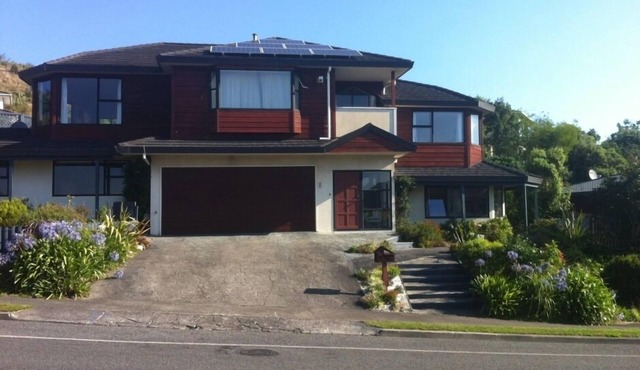 Spacious - Sleeps 5 plus baby and pets. Wonderful Views.