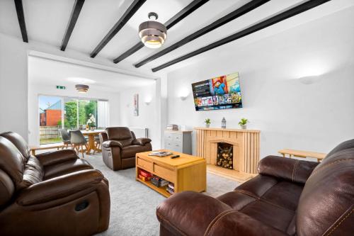 Spacious Solihull 4 Bedroom House with Multi-Car Driveway