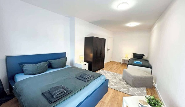Spacious South-Berlin Apartment with parking
