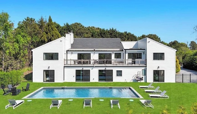 Spacious Southampton home, close to town, beaches, large private yard,.