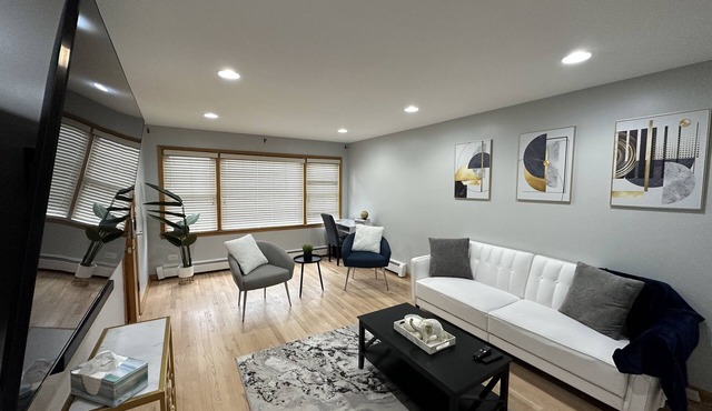 Spacious space 5 min from airport, outlet mall & restaurants .