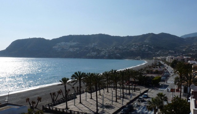 Spacious Spanish-style apartment in beach front location - no extra fees!