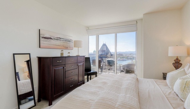 Spacious Splendour-Panoramic Views from 12th Floor Luxury Condo, AC, Pool and Parking