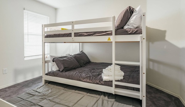 Spacious spring oasis for 11 people, near airport