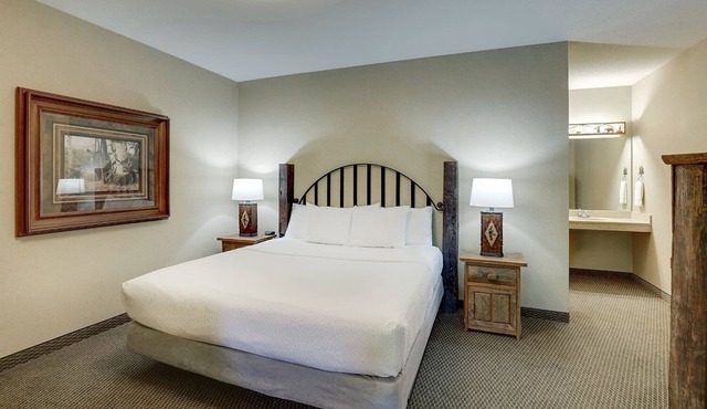 Spacious Stay w/Pool and Hot tub Access | 0.5 mi to De Rice Asian Cuisine