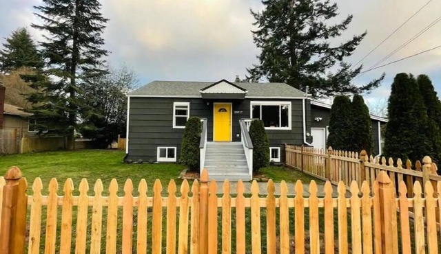 Spacious, stocked 1 BR Suite with Yard in Edmonds!