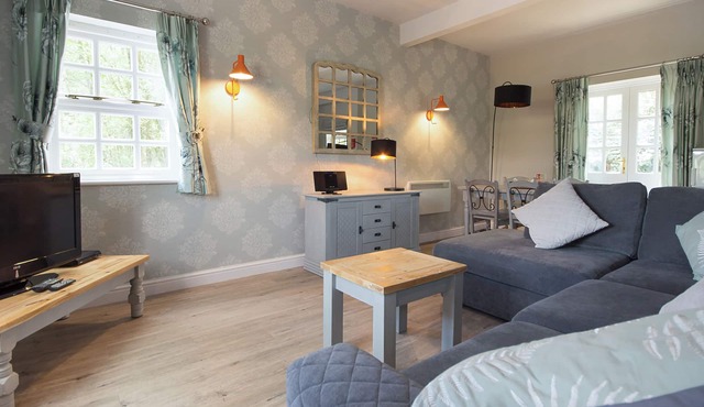 Spacious stone cottage set in beautiful woodland with lovely views over a lake.