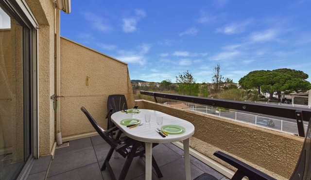 Spacious Studio Cabin Mezzanine, 4-6 Sleeps, Balcony, Private Parking, Pool Access