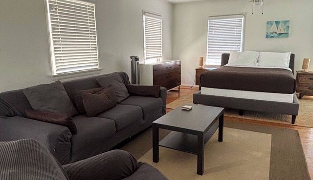 Spacious studio 4 houses from Windansea beach
