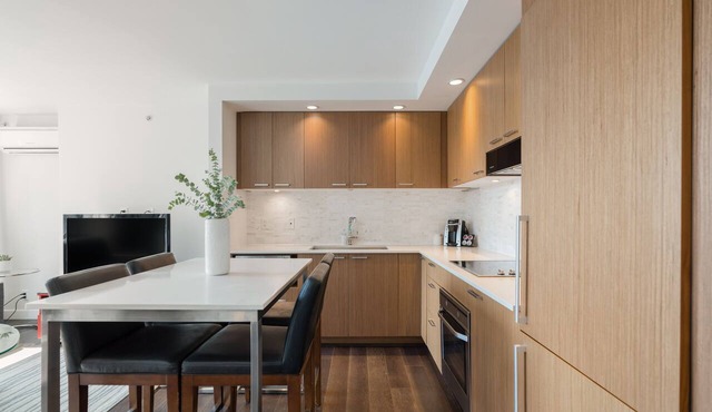 Spacious Studio Apartment Conveniently Located in Vancouver