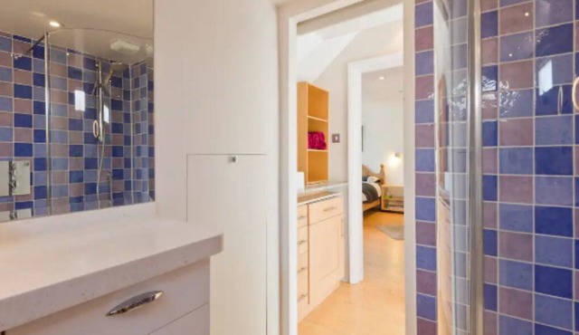 Spacious Studio in Kew with lots of light