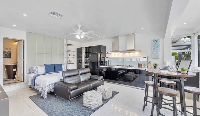 Spacious Studio in the Heart of FTL! Hot Tub