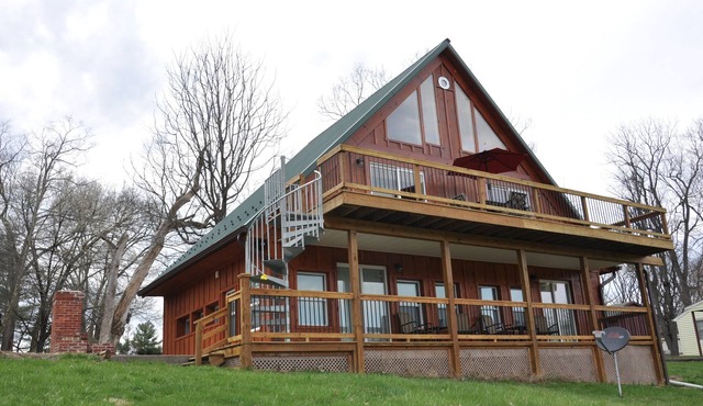 Spacious Studio on Monocacy River, Sleeps 4, Full Bath, Kitchenette.