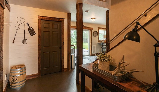 Spacious studio! Quiet, clean & comfortable. Excellent location!