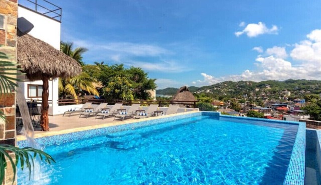 Spacious Studio Rooftop Pool 3 blocks from Beach