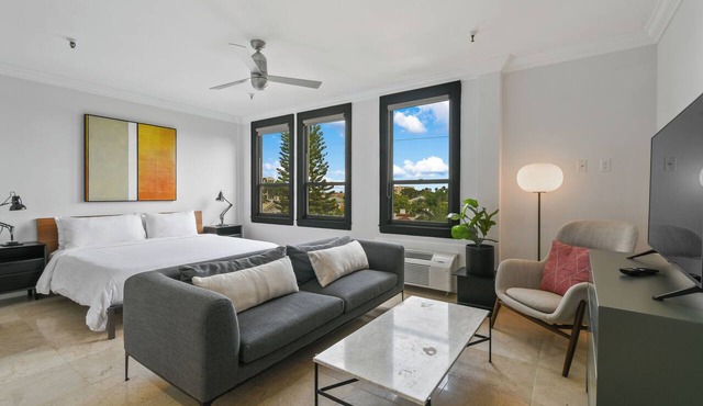 Spacious Studio - Tropical Tribeca. Pool, Minutes to Beach and Dining