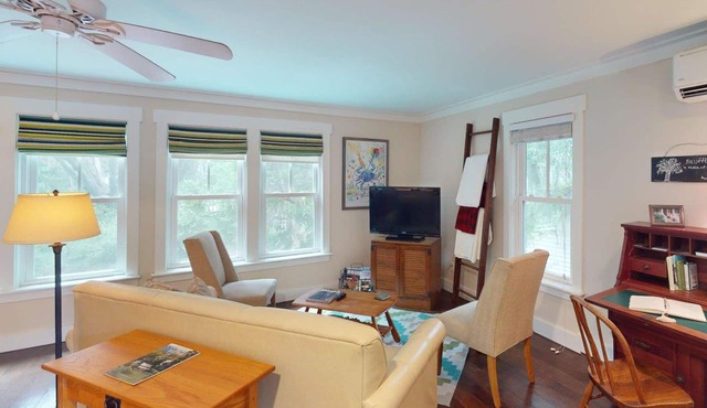 Spacious studio w/private W/D, steps to downtown Bluffton + near Hilton Head