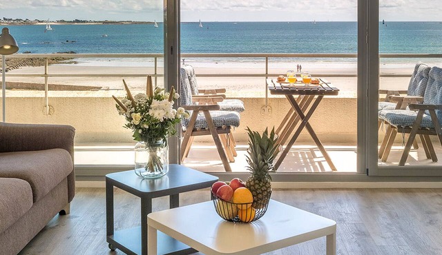Spacious studio with terrace, sea and shops 700m, private parking, Wi-Fi included