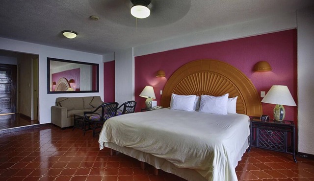Spacious Studio with Panoramic Ocean Views | Private Beach Access