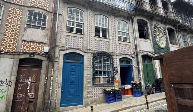 Spacious studio with WiFi, a king size bed, and a murphy bed in vibrant Porto