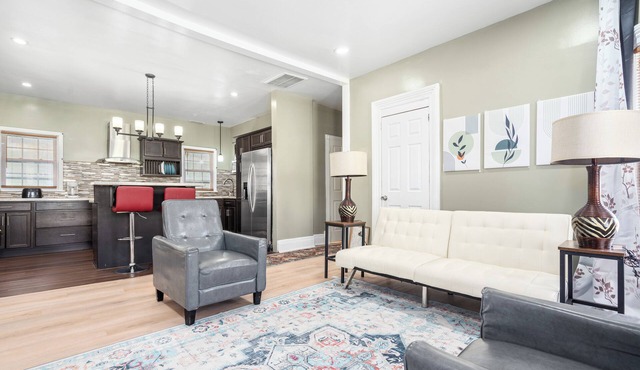 Spacious & Stylish 2-Bedroom Retreat, King Bed, Shared Gazebo