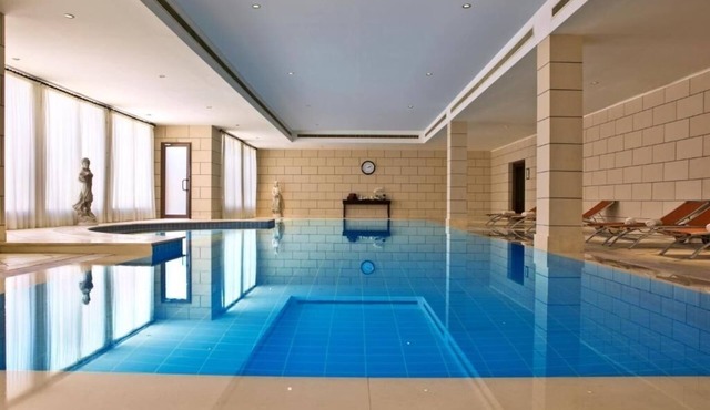 Spacious, Sun-Filled Room with Pool Access – Enjoy a Peaceful Beach Retreat