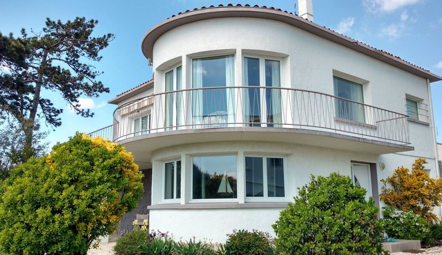 Spacious, sunny villa, 150 m from the beach * spa