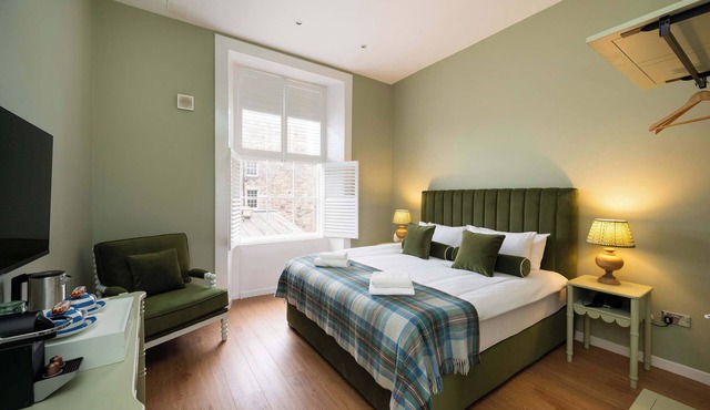 Spacious Superking Room in City Centre - Room 8A (2nd floor)