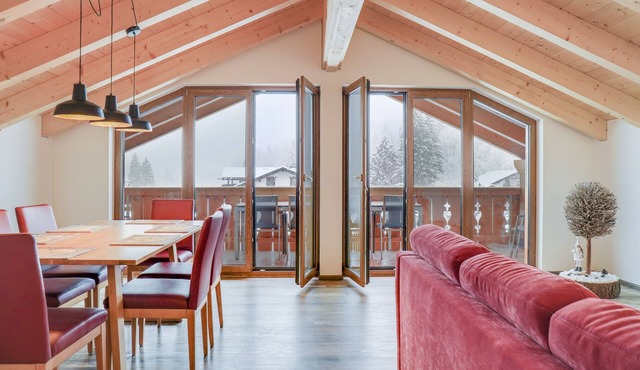 Spacious Top Floor Apartment "Partnachklamm" with Mountain View & Balcony