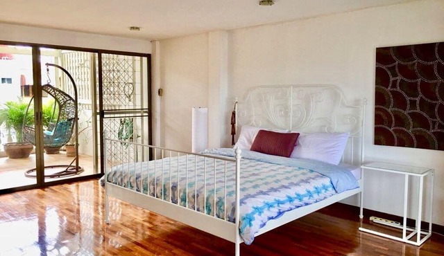 Spacious, lovely city townhome ideal for traveling family and friend groups