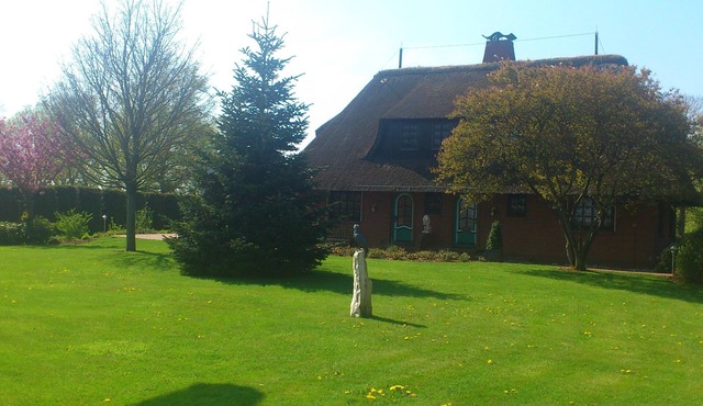 spacious thatched cottage with many extras