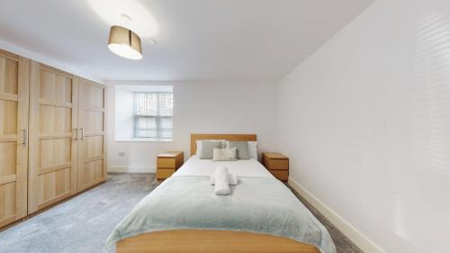 Spacious three bedroom apartment with Valley views