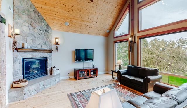 Spacious, Three-Story House w/Large Deck, Gas Fireplace, and Valley Views