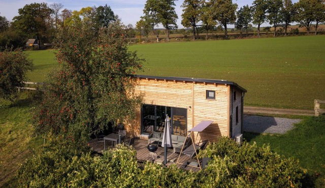 Spacious tiny house between 2 ponds: fireplace, terrace, barbecue and swing