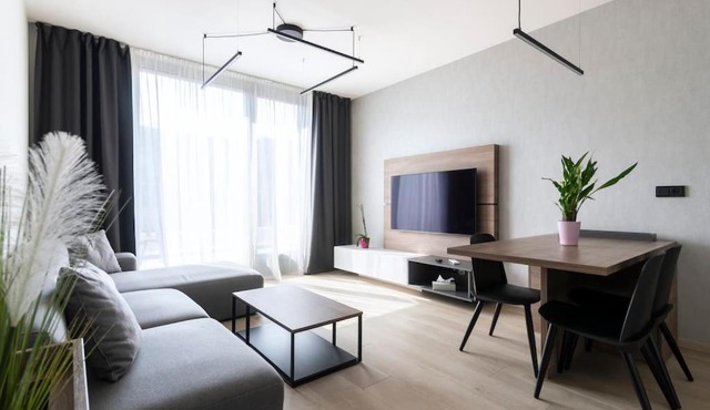 Spacious Top Floor Flat, Air Conditioning, Free Parking, 200Mb WiFi
