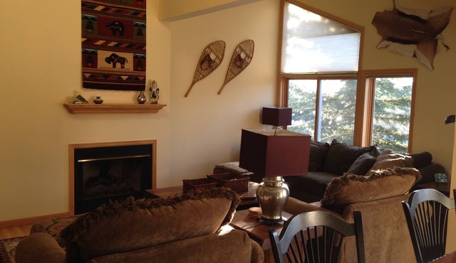 Spacious Town Home 3 BR/3.5 BA with Mountain Views!