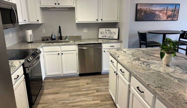 Spacious Townhouse. Only 7 Miles to Beach!