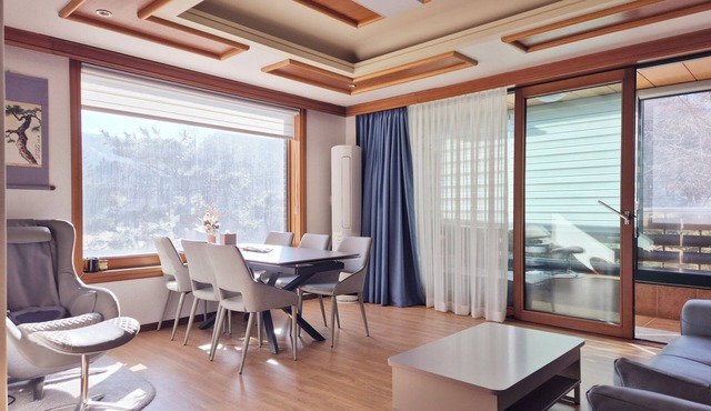 Spacious Tranquil Mountain Sunset View in Yongin-si, AC, Movie-projector, WiFi