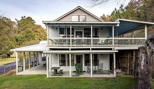 Spacious Triplex Cabin with Lake View & Fishing Pier, Shared Outdoor Deck, Near Zwolle, LA