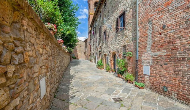 Spacious Tuscany Retreat
