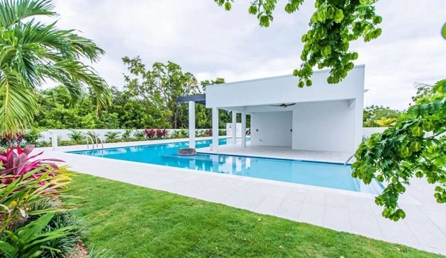 Spacious Two-Bedroom Townhouse in Gated Community - 5 min drive to the beach!