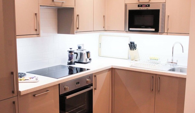 Spacious two-bedroom Apartment w/Kitchen Ideal for Professionals and Families