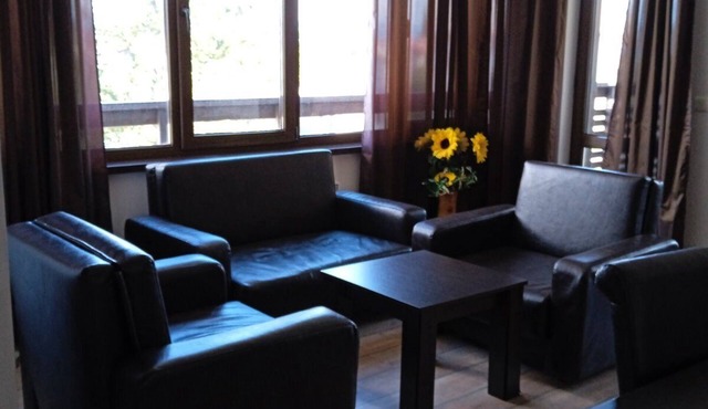 SPACIOUS TWO BEDROOM APARTMENT WITH MOUNTAIN VIEW