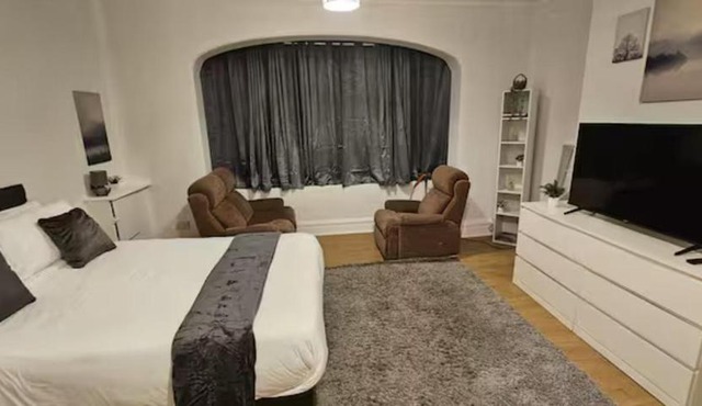 Spacious Two Bedroom Flat with Dedicated Workspace in Worsley