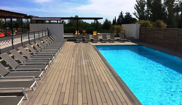 Spacious Unit Close to Cezanne's Studio! Pets are Allowed, with Free Parking!